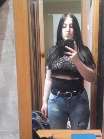 Мила Кудрявая Брюнетка